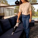 ASPIRADORA-KARCHER-VCL1-1000W-VERT---MANO